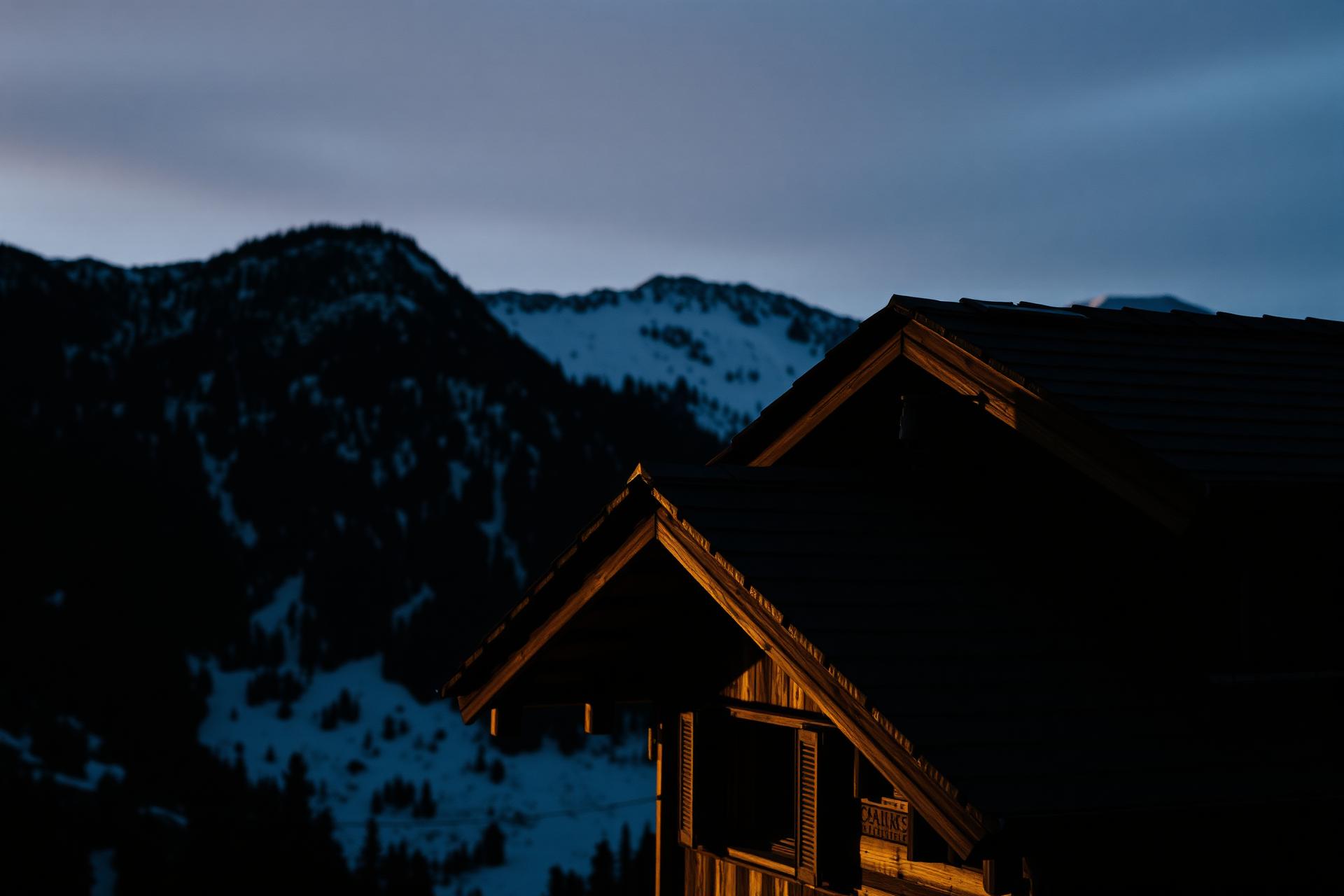Toit de chalet suisse au coucher du soleil